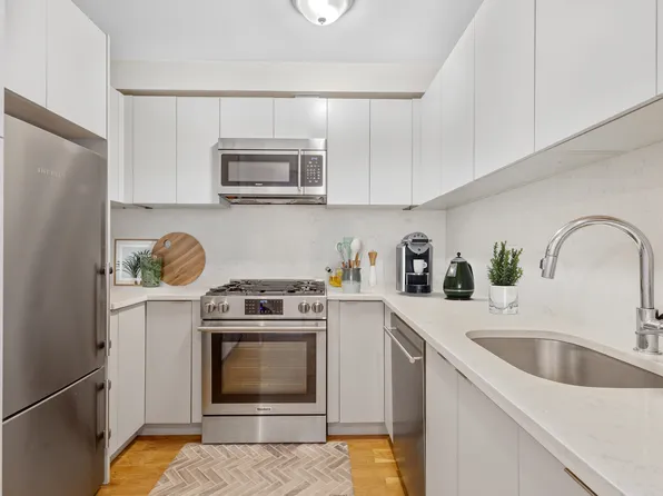 490 Vanburen Street image 4 of 12