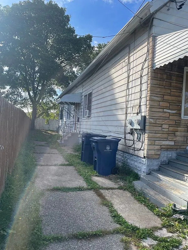 2 bed, 1.0 bath, 957 sqft, $1,200 — Photo 2