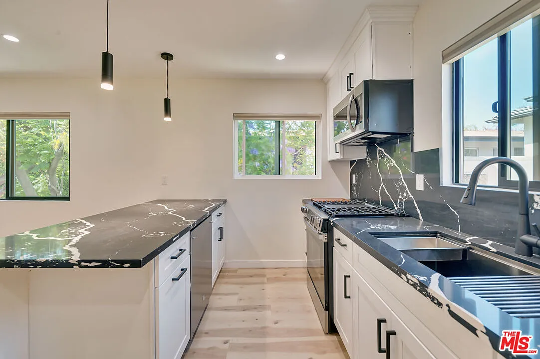 1 bed, 550 sqft, $3,250 — Photo 3