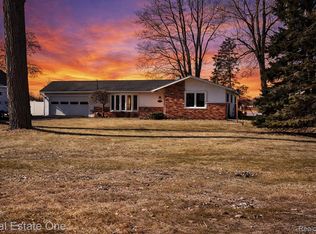 11422 Skyline Dr, Fenton, MI 48430