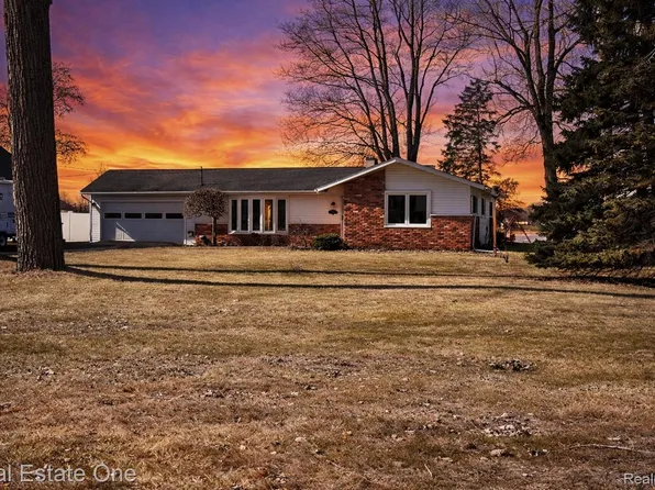 11422 Skyline Dr, Fenton, MI 48430