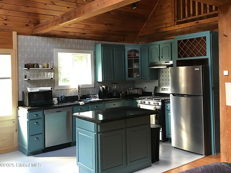 3rd image of 484 Breed Hill Road