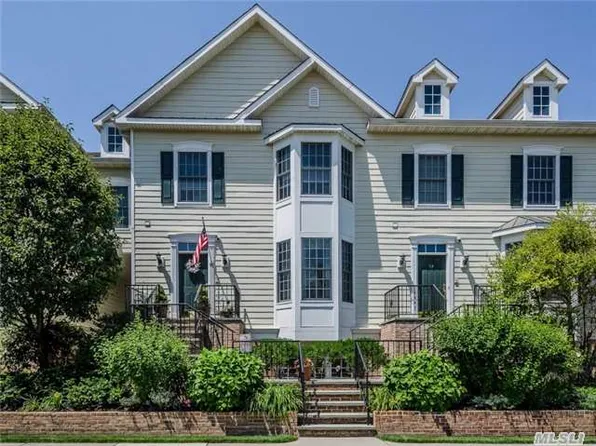12 Mariners Walk, Oyster Bay, NY 11771
