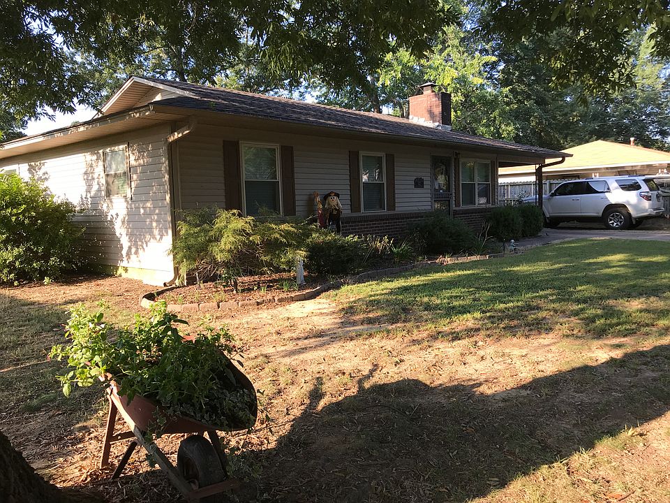 1st image of 122 E Cloverdale Dr