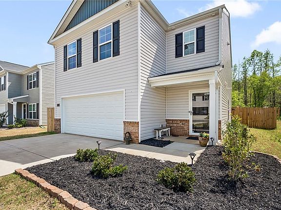 3rd image of 166 Carriage Cove Cir