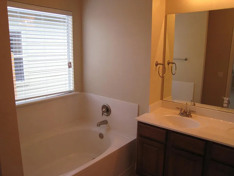 3805 Bronco Bend Loop — Photo 5