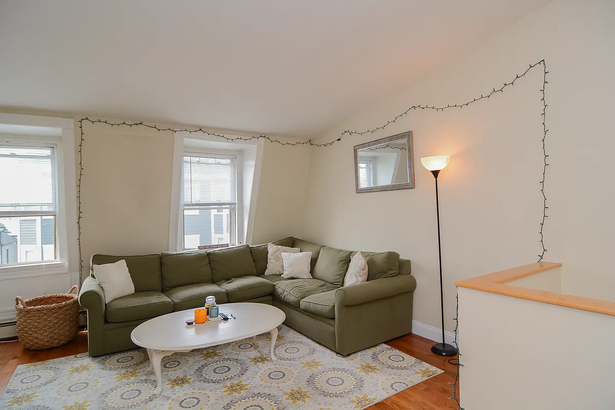 Building Photo - 546 E 8th St #3
