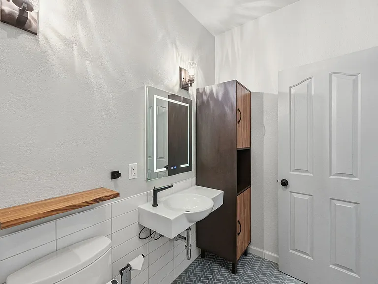 1439 Gordon Dr — Photo 22