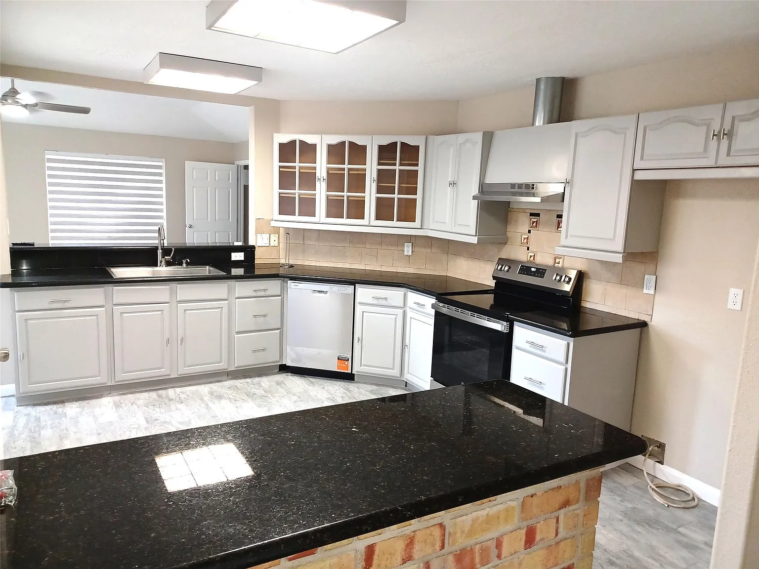 3 bed, 2.0 bath, 1483 sqft, $1,650 — Photo 3