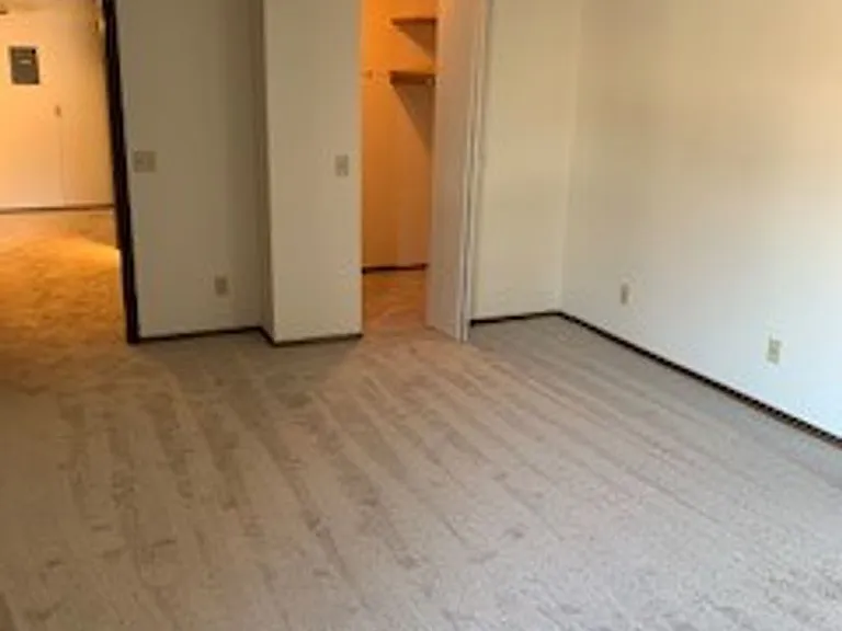 Xerxes Manor Apartments — Photo 7