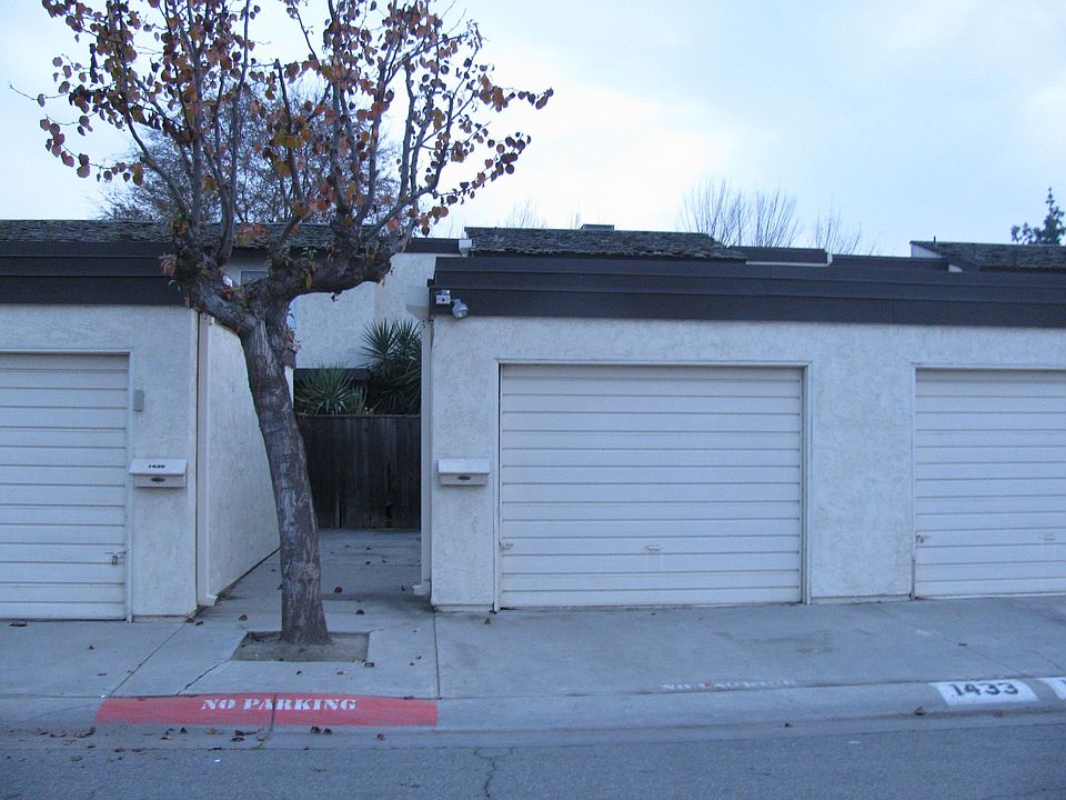 Garage off Gemini Ct