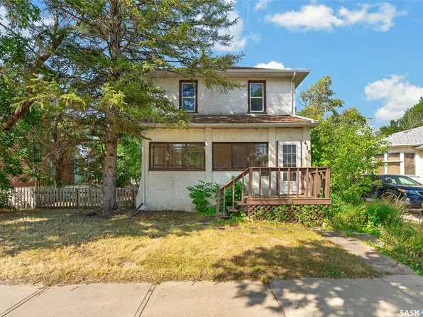416 5th Avenue NW, Moose Jaw, SK S6H 3X9