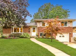 202 N Stratton Ln, Mount Prospect, IL 60056