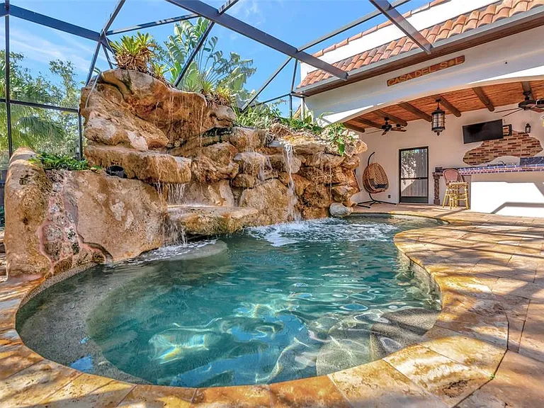 681 Avenida De Mayo — Photo 7