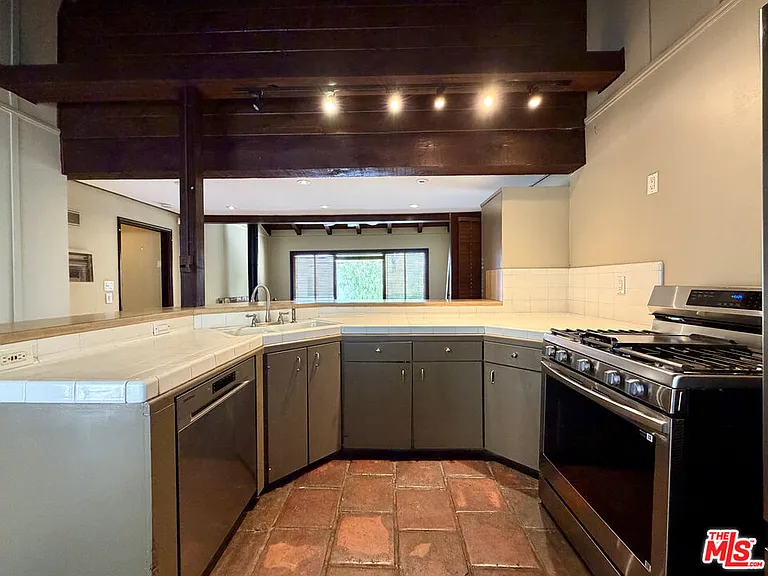 6871 Pacific View Dr — Photo 12