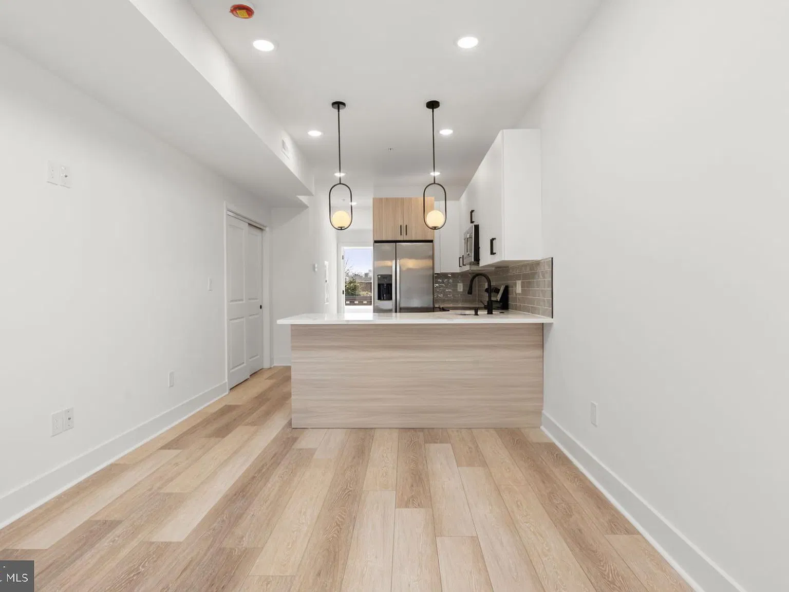 2 bed, 2.0 bath, 2562 sqft, $1,450 — Photo 2