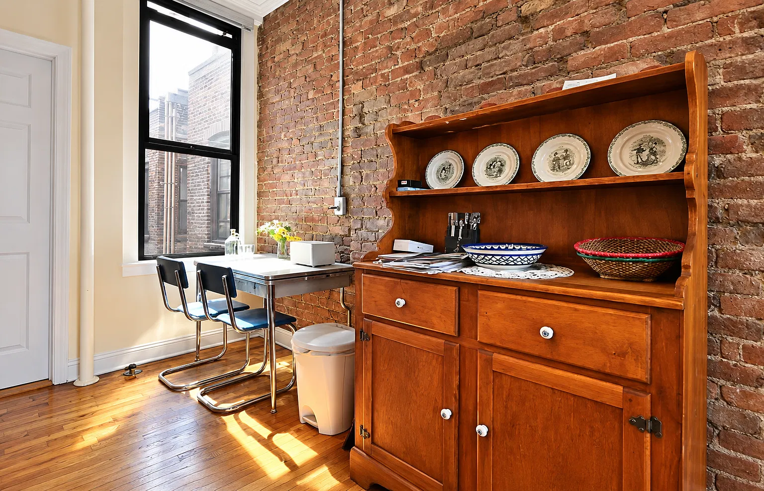 411 East 6th Street — Photo 4