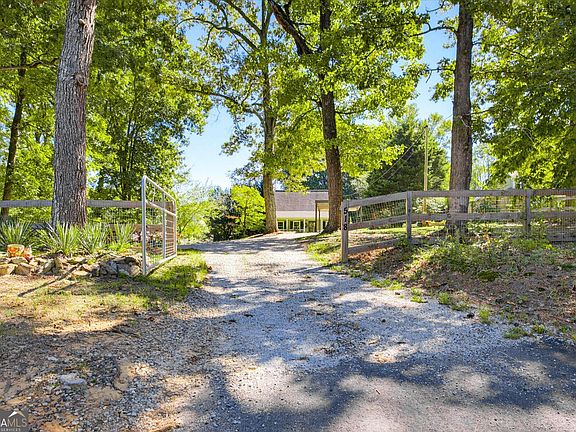 2nd image of 518 Old Mill Rd