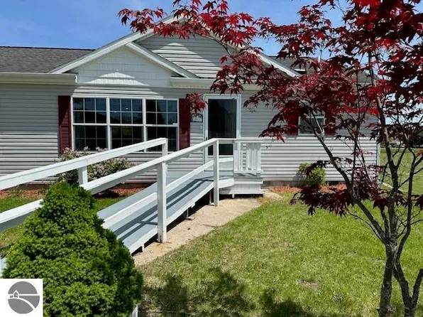 1003 Isabella Vista Dr, Lake Isabella, MI 48893