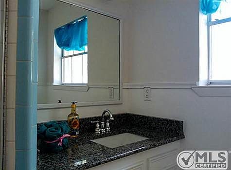 5th image of 809 Royal Ln