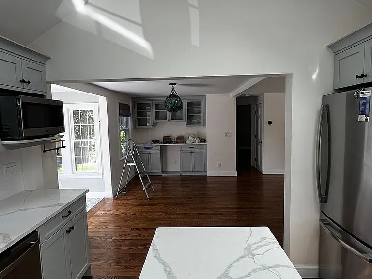 181 Christina St — Photo 3