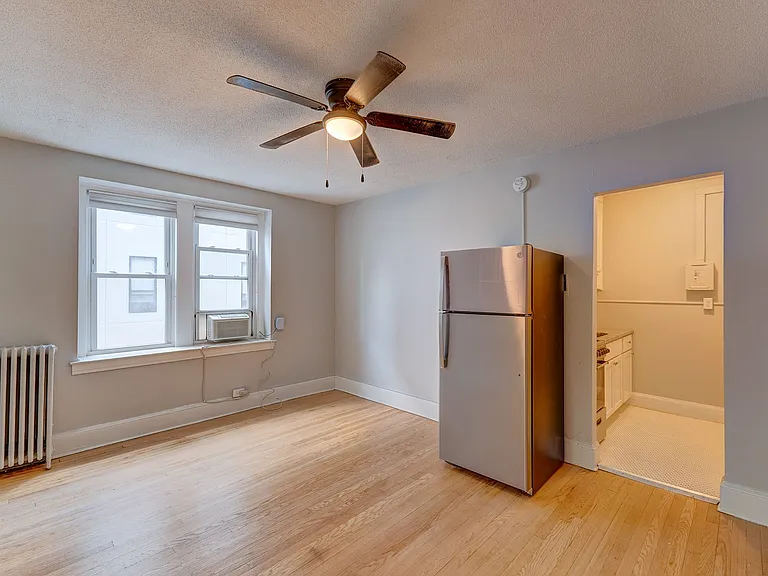 100 Howe Street — Photo 78