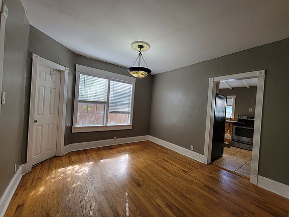 3rd image of 810 Dartmoor St N APT 2