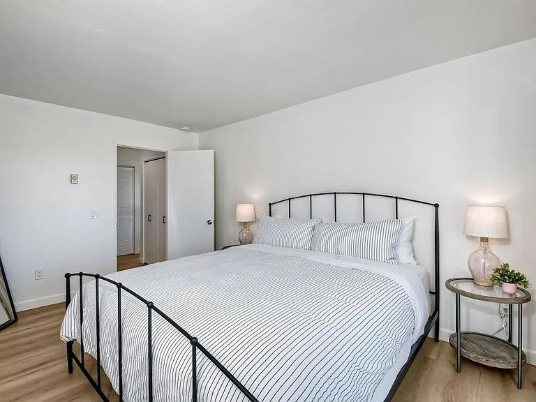 6675 Paseo Del Norte #B — Photo 10