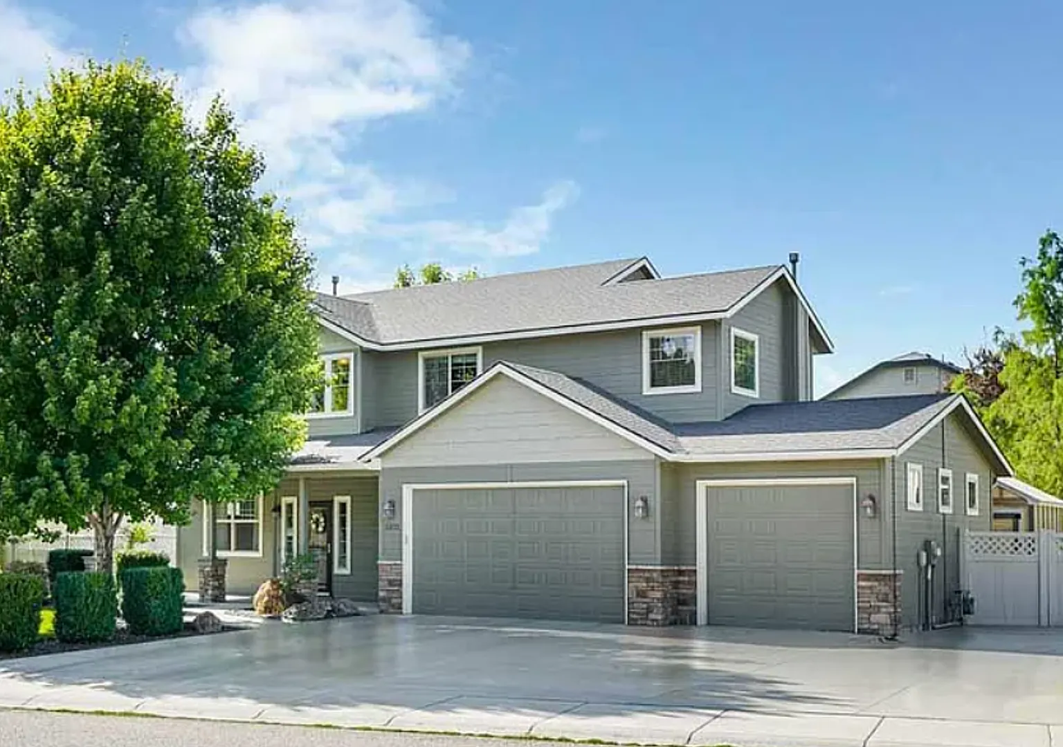 Beautiful 4-Bedroom Home in Meridian's Bridge Tower Subdivision — Photo 1