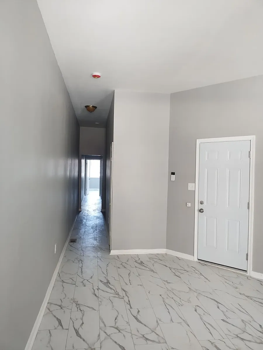 Building Photo - 2202 Brookfield Ave #1