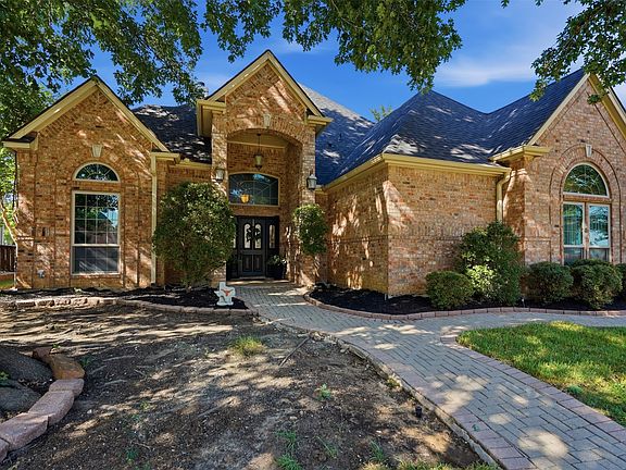 4th image of 902 Riviera Dr