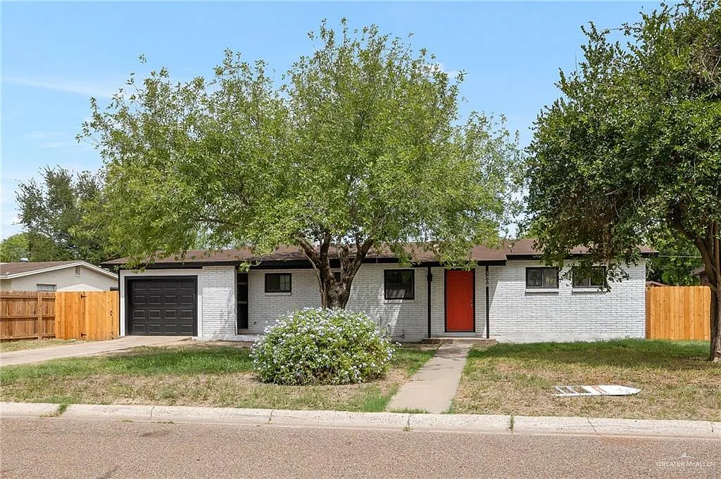 3 bed, 1.0 bath, 1218 sqft, $1,350 — Photo 1