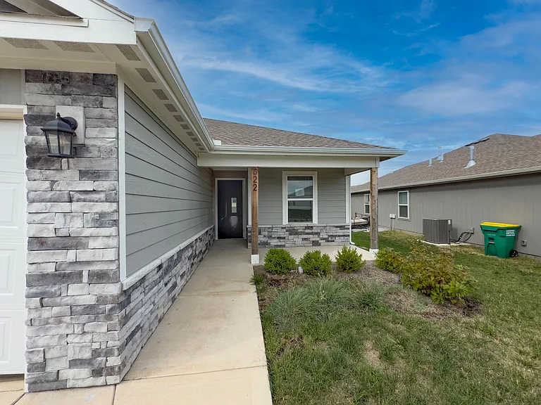 622 N Pecan St — Photo 4