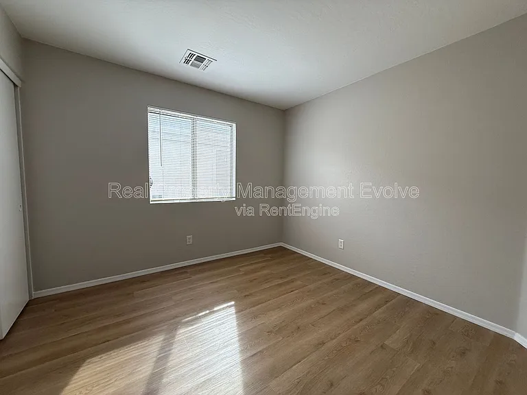 12438 W Hearn Rd — Photo 15