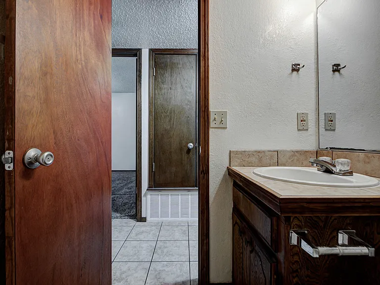 1331 Glen Oaks Ct #4 — Photo 32