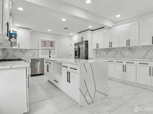 1433 Dogwood Dr, Piscataway, NJ 08854