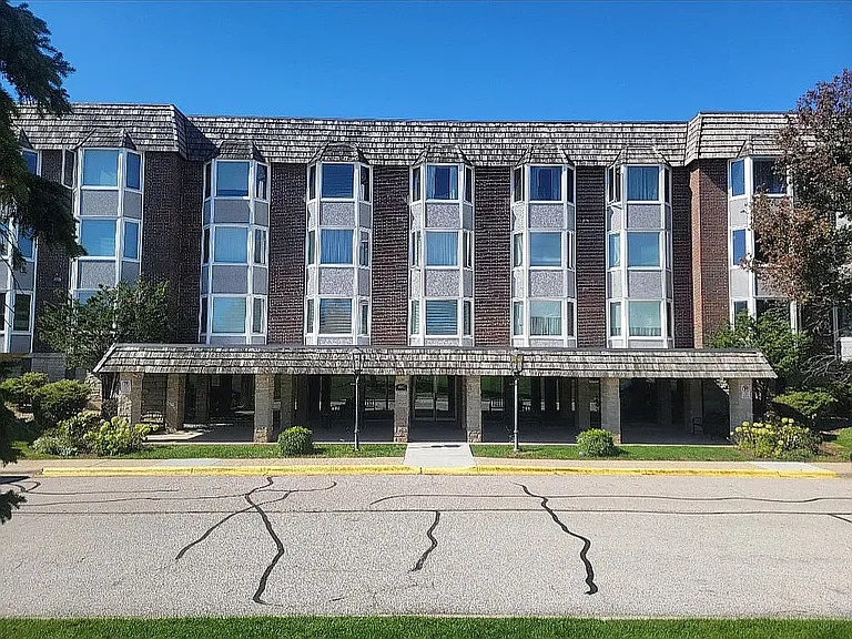 400 Thames Pkwy #2A — Photo 1