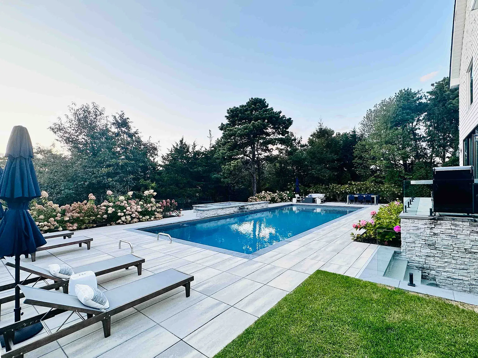 Southampton Designer Decorated Stunner - Heated Saltwater Pool — Photo 2