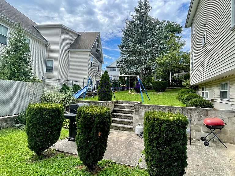 94 Walnut St #1 — Photo 31