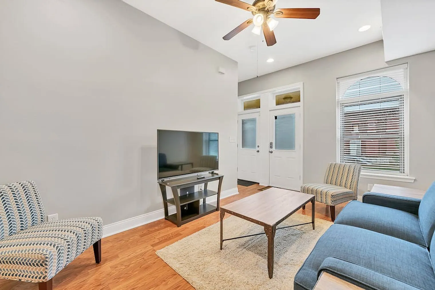 6 bed, 4.0 bath, 2389 sqft, $5,372 — Photo 3