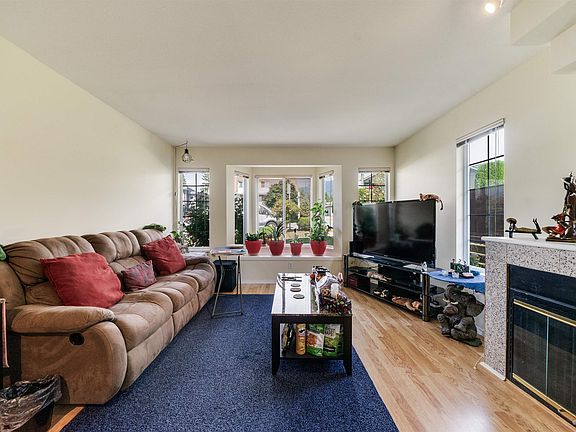 3rd image of 215 W 18th St