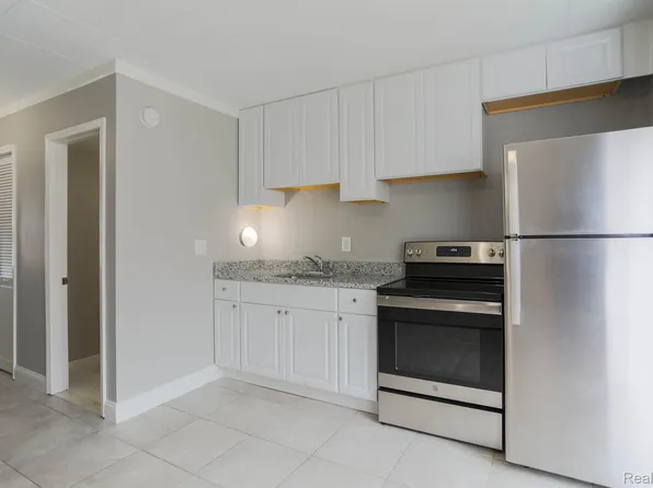 99 Floral Ave, Mount Clemens, MI 48043