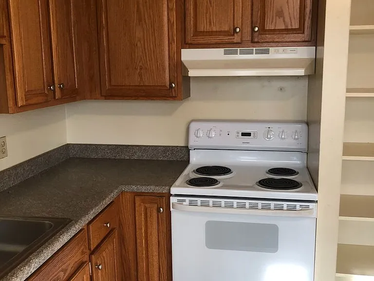 300 Sheridan Park — Photo 10