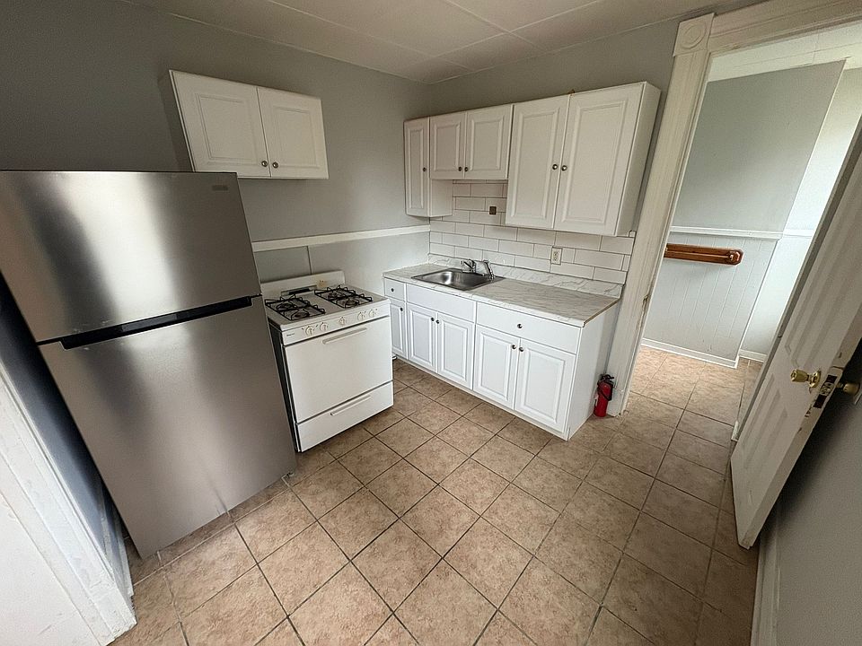 2nd image of 550 Congress St #2