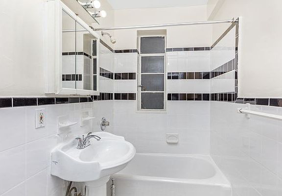 5th image of 151 E 90th St APT 5D