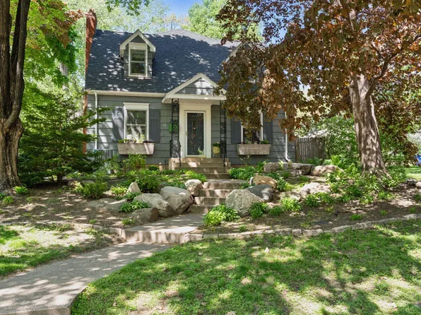 2383 Doswell Ave, Saint Paul, MN 55108