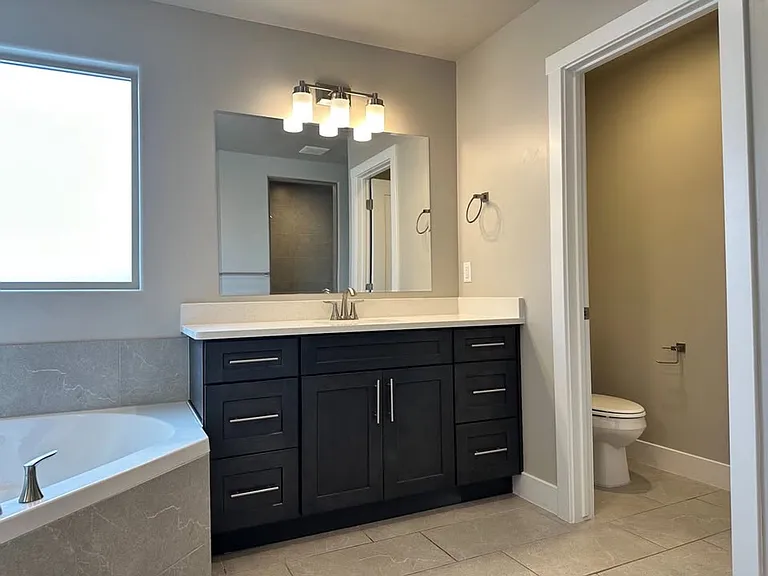 Three Bedroom Red Mountain Vista Town Home — Photo 23