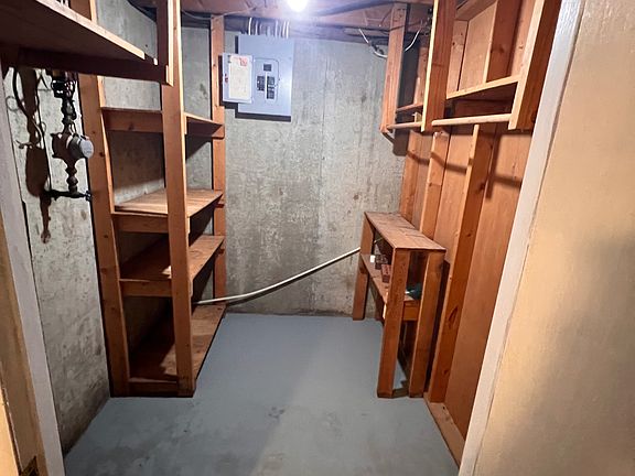 5th image of 421 Adrian Dr