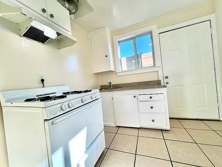 721 Flint Ave — Photo 3
