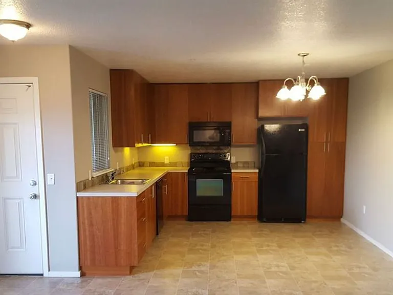 TUPPER HILL APARTMENTS — Photo 6